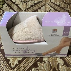 NWOT Women’s everyday slippers